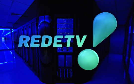 Logo da RedeTV! em instalação iluminada